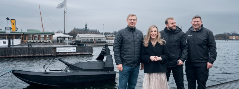 EU-minister Jessica Rosencrantz deltog i demonstrationen av det obemannade ytfartyget Vanta-6 i vattnet vid Strandvägen i Stockholm. Foto: Stark