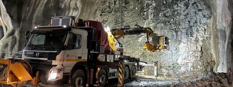 Laddtruck jobbar i tunneln. Foto: Jens Pålsson