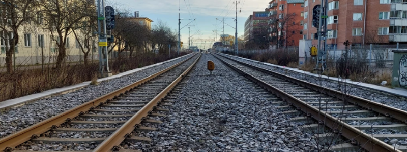 Till hösten kommer plankorsningarna att stängas av för passage och arbetet med tunnlarna planeras påbörjas. Foto: Trafikverket