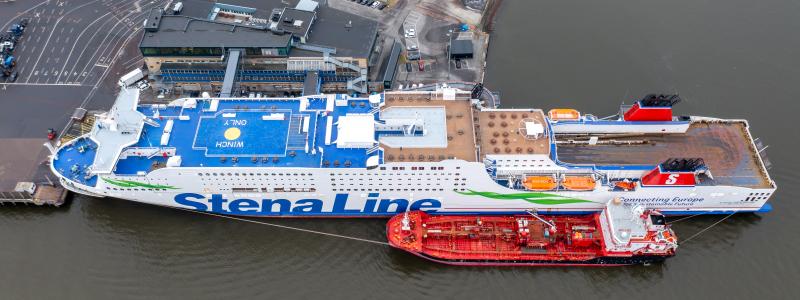 Metanolbunkring pågår. Bunkerfartyget Stolt Sandpiper ligger intill Stena Germanica på Stena Lines Tysklandsterminal i Göteborgs hamn. Bild: Göteborgs Hamn AB.