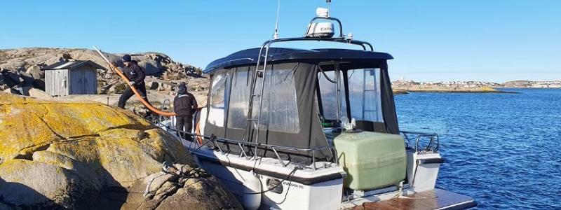 Båten Saxen med mobilt slamsugningssystem i Sotenäs kommun. Foto: Västkuststiftelsen