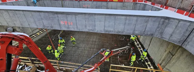 Det knappt två meter tjocka taket göts mot de betongväggar som finns där sedan tidigare. Foto: Trafikverket