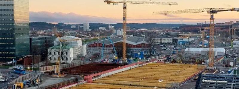 Byggnationen av Västlänken pågår. Station Centralen planeras öppna 2026 som säckstation. Hela anläggningen bedöms tas i drift omkring 2030, men tidsplanen är fortsatt osäker. Foto: Trafikverket