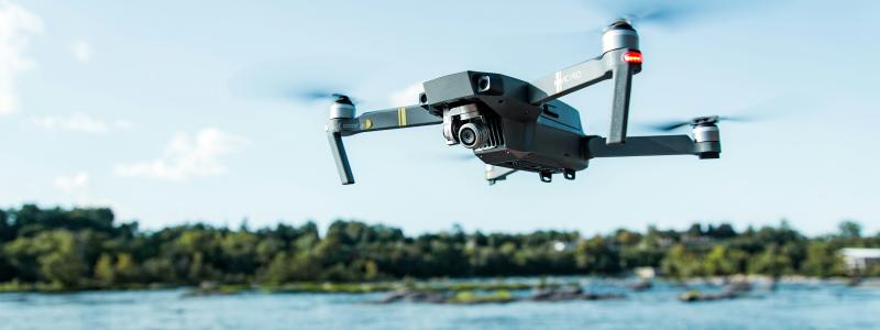 Västra Götalandsregionen (VGR) vill behålla sin ledande roll inom drönarteknik och föreslår att en långsiktig plan tas fram i Strategiska hälso- och sjukvårdsnämnden. Foto: Karl Greif/Unsplash