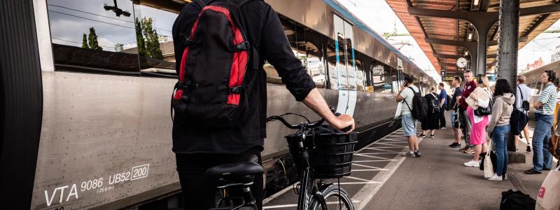 Västtrafiks regionaltåg med cyklist. Foto: Västtrafiks pressbild