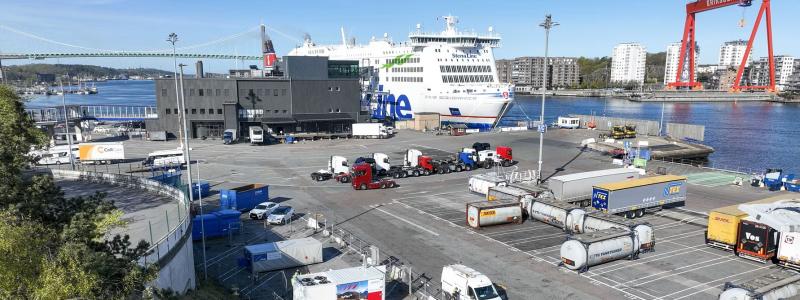 Vätgasgeneratorn (vit container med fyra fläktar på taket) förser Stena Scandinavica med el via en kabel under marken. Bild: Göteborgs Hamn. Foto: Göteborgs hamn