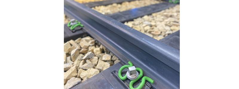 Vosslohs nyutvecklade spännklämma modell M som minskar underhållsbehovet, monterat på Vosslohs kompositsliper EPS som är ett miljövänligt och ekonomiskt alternativ till träslipers. Foto: Vossloh