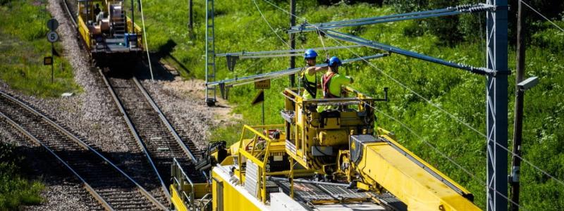 Syftet med spårarbetena är att förbättra kapacitet, punktlighet och trafiksäkerhet samt att förlänga livslängden på hårt belastade banavsnitt. Samtidigt innebär projekten betydande störningar, särskilt under vår, sommar och höst. Foto: VR Track