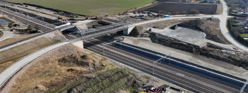 Bron är cirka 60 meter lång och väger drygt 200 ton. Foto: Trafikverket