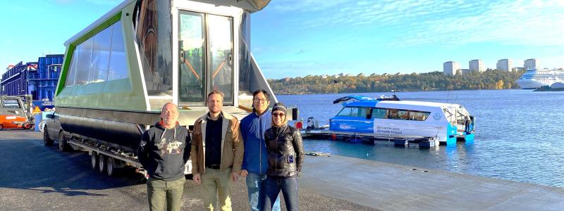 Bild från uppstartsmötet med det nya projektet. Från vänster Tobias Husberg (Cstrider), Henrik Sjöstrand (VTI), Chengxi Liu (VTI) och Brigitte Junker (Candela). I bakgrunden båtar från Cstrider respektive Candela. Foto: VTI