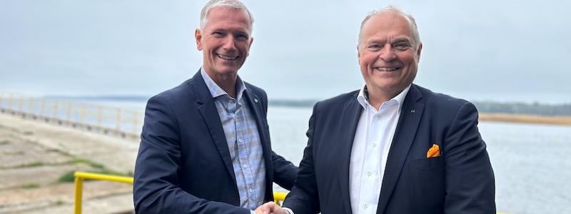 Fredrik Hermansson, VD på Greencarrier Liner Agency Sweden, och Göran Söderdahl, Global Senior Commercial Manager på Wallenius Marine. Foto: Wallenius