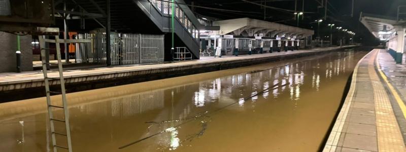 Kanal? flod? nej järnvägen West Coast Main Line i södra England. Foto: Network Rail