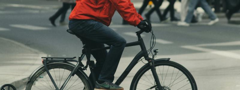 Årets mobilitetsstudie visar en ökning av användningen av eldrivna fordon som elbilar, elsparkcyklar och elcyklar, men tillväxten sker i en långsammare takt jämfört med tidigare års studier. Foto: Tushar Mahajan/Unsplash