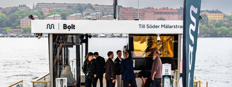 För att möjliggöra kunna bemanna färjor enbart med operatörer från ett ROC krävs en tillförlitlig uppkoppling av kameror och annan teknik via 5G både ombord och på land, vilket gör att operatören kan observera omgivningen i realtid. Tester, som har anmälts till och behandlats av Transportstyrelsen, pågår nu under sommaren i ett gemensamt projekt med RISE och DNV. Foto: Zeam