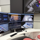Outsights kontrollstation i Airport of the Future-zonen. På skärmarna visas den motional digital twin som skapas i realtid med hjälp av 3D-lidar: passagerarflöden, köstatistik, 3D-modeller av terminalytor och individuella spårnings-id:n. På den stora skärmen syns det råa punktmolnet där varje person representeras som ett färgkodat kluster. 
FOTO: Nicholas Christiansen