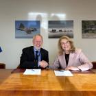 Kontraktsskrivning. Foto: SSC Space