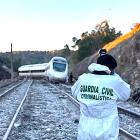 Undersökningsteamet vid olycksplatsen. Utredningen analyserar nu det specifika rälspartiet, som tillverkades 2023, för att avgöra om brottet beror på materialutmattning eller ett tillverkningsfel. Foto: Guardia Civil.