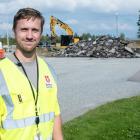 Albin Carlsson, trafikingenjör i Burlövs kommun, startade ett AI-projekt för att analysera skicket på vägarna i kommunen. Foto: Burlövs kommun