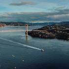 Brotornen till Nya Sotrabron nådde officiellt sin fulla höjd sent i går, den 3 december. Bilden är från i dag, och som man kan se reser sig de två tornen 145 meter över inseglingen till Bergen.
Foto: Bjarte Ågotnes Olsen / Statens vegvesen