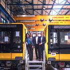 Berlins mobilitetssenator Bettina Jarasch fick vid ett platsbesök en första inblick i den nya tunnelbanan. I Stadlers monteringshall i Pankow sydväst om Berlin står för närvarande tolv gula vagnar av den nya tunnelbaneserien tätt uppställda. Totalt byggs åtta testtåg i inledningsskedet, där varje tåg består av flera vagnar. Fyra av tågen är avsedda för smalprofil och fyra för storprofil. Produktionen har inletts med smalprofilstågen, som används på linjerna U1 till U4.Vid en pressvisning av den nya generationen tunnelbanetåg. Bild: Team On.