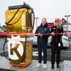 Johan Söderberg och Rebecca Berntsson klipper banden i Varberg. Foto: Circle K