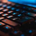 Den nya lagen innebär att offentliga och enskilda verksamhetsutövare inom vissa utpekade sektorer bland annat ska vidta åtgärder för att skydda sina nätverks- och informationssystem, och rapportera betydande incidenter. Foto: wiediger unsplash