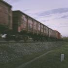 Banavgifterna på järnvägen har ökat kraftigt, med omkring 600 procent på 15 år och ytterligare cirka 40 procent under det senaste året, trots att omfattningen av godstrafiken i stort sett varit oförändrad och därmed inte kan förklara avgiftshöjningarna genom ökat slitage. Foto: alexander fastovets / unsplash