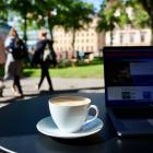 Enligt Digitaliseringsstrategin behöver konnektivitetsinfrastrukturen byggas ut för att det ska vara möjligt att bo, leva och arbeta i hela landet. Foto: nicolas nezzo/Unsplash