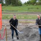 Första spadtaget för Djulö våtmark. Foto: Katrineholm kommun