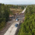 De två vägtrummorna av stål över bäcken vid Knäsjöns utlopp norr om Säffle har ersatts av en ny rörbro. Foto: Trafikverket