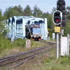 Green Cargo T44 362 med tåg på bro över Torne älv år 2009. Foto: Bobo11/Wikimedia Commons/https://commons.wikimedia.org/wiki/File:Eisenbahnbr%C3%BCcke-Torne-%C3%A4lv6040991.jpg