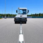 Tekniken bygger på konduktiv laddning via en skena i vägbanan som gör det möjligt för fordon att ladda automatiskt under körning – så kallad dynamisk laddning. Foto: Elonroad