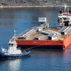 Leveransen visar hur tunga och otympliga konstruktioner kan fraktas direkt till centrala Stockholm via stadens kajer. Foto: Foto: Markus Olsson