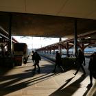 Tåg på Göteborgs centralstation. Tågtrafiken mellan Göteborg och Alingsås stängs i åtta veckor i sommar när Västra stambanan rustas upp. Foto: Carl Malmer/Unsplash.