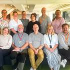 Övre raden från vänster: Linda Haak, projektledare Trafikverket, Emelie Bernsson, delprojektledare järnvägsplan Trafikverket, Tove Karnstedt, affärschef Tyréns, Paula Martinez, projektingenjör Tyréns, Lucas Wallgren, delprojektledare systemhandling Trafikverket, Britta Hedman, uppdragsledare Tyréns. Nedre raden från vänster: Linnea Bohlin, processledare plan och tillstånd, Anders Karlsson projektledare Trafikverket, Joakim Karlsson, projekteringsledare Tyréns, Carina Ängkulle, controller Tyréns, Adam Gustafsson, projektingenjör Trafikverket. Foto: Tyréns
