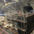 I ena änden av plattformsrummet vid uppgång Dalvägen byggs en teknikbyggnad. Till vänster syns det framtida plattformsrummet där resenärer ska vänta på tåget. Foto: Region Stockholm