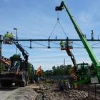 Rivning av gammal kontaktledningsbrygga i Lerum. Hela elkraftsanläggningen mellan Göteborg och Alingsås ska bytas ut. Foto: Trafikverket