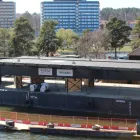 Den nya slussbron ligger på en pråm i södra slussen i Södertälje. Foto: Trafikverket