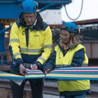 Michael Palo och Marit Waleniussen klipper banden. Foto: LKAB