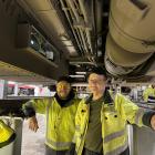Mantenas servicepersonal vid arbete med en nyutvecklad sensorbox som nu installeras på alla SJs tågsätt av Typ 93. Foto: Mantena