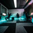 Utöver de operativa utmaningarna lyfter undersökningen fram den enorma press som  SOC-analytiker arbetar under. Höga stressnivåer, ständig underbemanning och utbrändhet påverkar hela organisationen.  Foto: ELLA DON/Unsplash