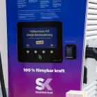Pilotprojektet i Nacka visar hur lokalproducerad solenergi, förnybar energi och smart teknik tillsammans kan skapa nya lösningar för elektrifierade transporter.  Foto: OKQ8
