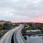 Stockholm står inför avgörande beslut om framtidens trafiksystem. Östlig förbindelse ses av många som en nyckellösning för att knyta ihop stadens ringled och minska trycket i innerstaden. Foto:  jon flobrant /unsplash