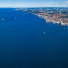 Öresund från ovan, med Helsingör och Helsingborg i fjärran. Foto: Helsingborgs stad
