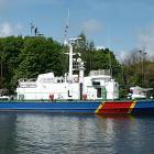 Polska gränsbevakningens patrullbåt SG-323 Zefir i Kołobrzeg. I bakgrunden syns ett ubåtsjaktsfartyg av Project 918M-klass. Foto: Wikipedia Common, kredit: Pibwl