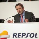 Repsols vd Josu Jon Imaz vill vänta och se. Det spanska oljebolaget Repsol har meddelat att det kommer att fatta tre slutgiltiga investeringsbeslut (FID) för gröna vätgasprojekt under de kommande tio månaderna – och därmed senast i slutet av juni 2026 åta sig att bygga ytterligare trehundrafemtio megawatt elektrolyskapacitet fördelat på tre projekt. Foto: Repsol