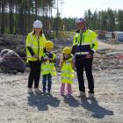 Vid byggstartseventet i Sävar knöt Trafikverkets generaldirektör Roberto Maiorana och regionaldirektör Helena Eriksson samman band tillsammans med framtidens resenärer.  Foto: Trafikverket