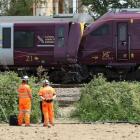 Olyckstågen nära den brittiska staden Bedford. Den brittiska haverimyndigheten Rail Accident Investigation Branch (RAIB) leder nu den tekniska utredningen. Utredarna väntas granska tågens färdskrivare, signaldata, radiokommunikation, kameraövervakning och förarnas agerande före olyckan. Foto: Screen dumb (PA Media)