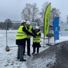 Jonas Riedel, ordförande i Miljö- och klimatnämnden, Björn Edström, styrelseordförande för SEOM, Britt-Inger Wennström Kajnäs, ordförande i kommunstyrelsens mark- och exploateringsutskott tar första spadtaget.