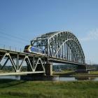 NS Sprinter-tåg på bro i Arnhem, Nederländerna Foto: Joas van der Eerden/Unsplash